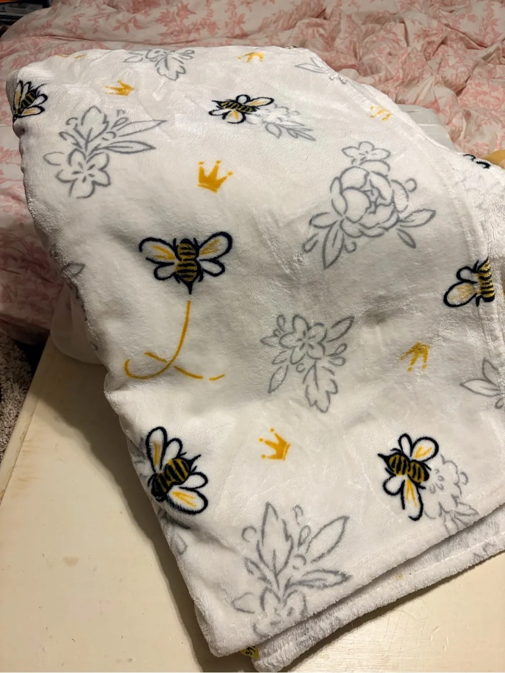 Plush Bee Print Throw Blanket - White & Yellow